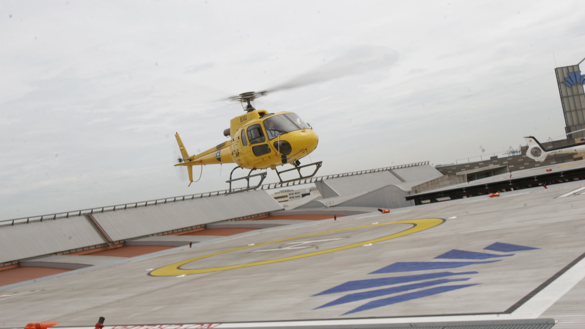Helicòpter aterrant a l'heliport