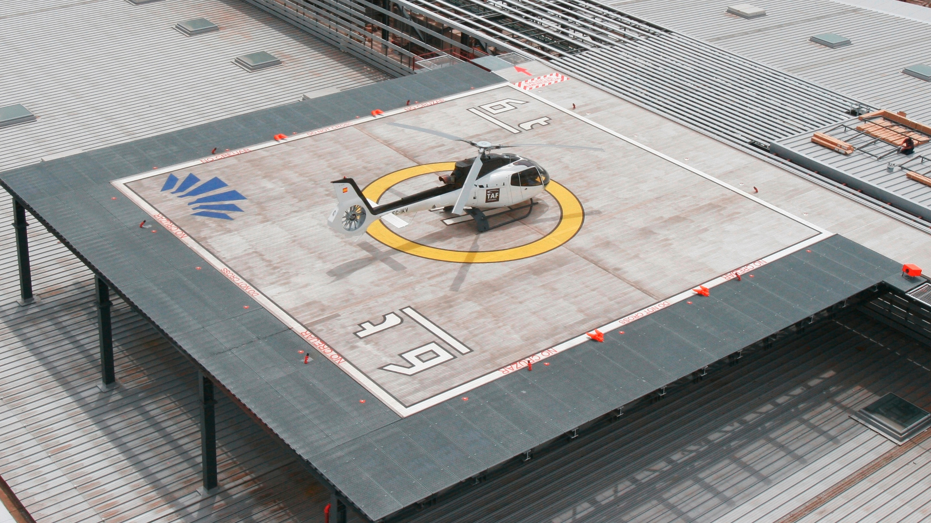 Helicòpter aparcat a l'heliport